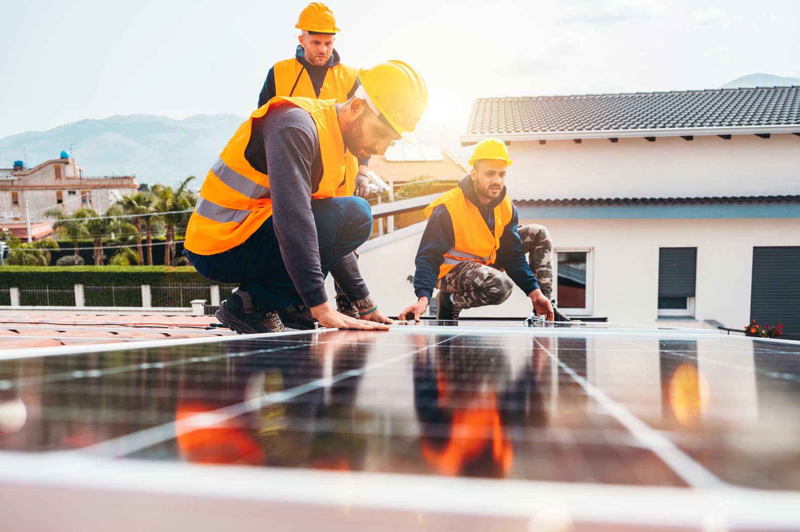 Montage von Photovoltaikmodulen auf Dachflächen