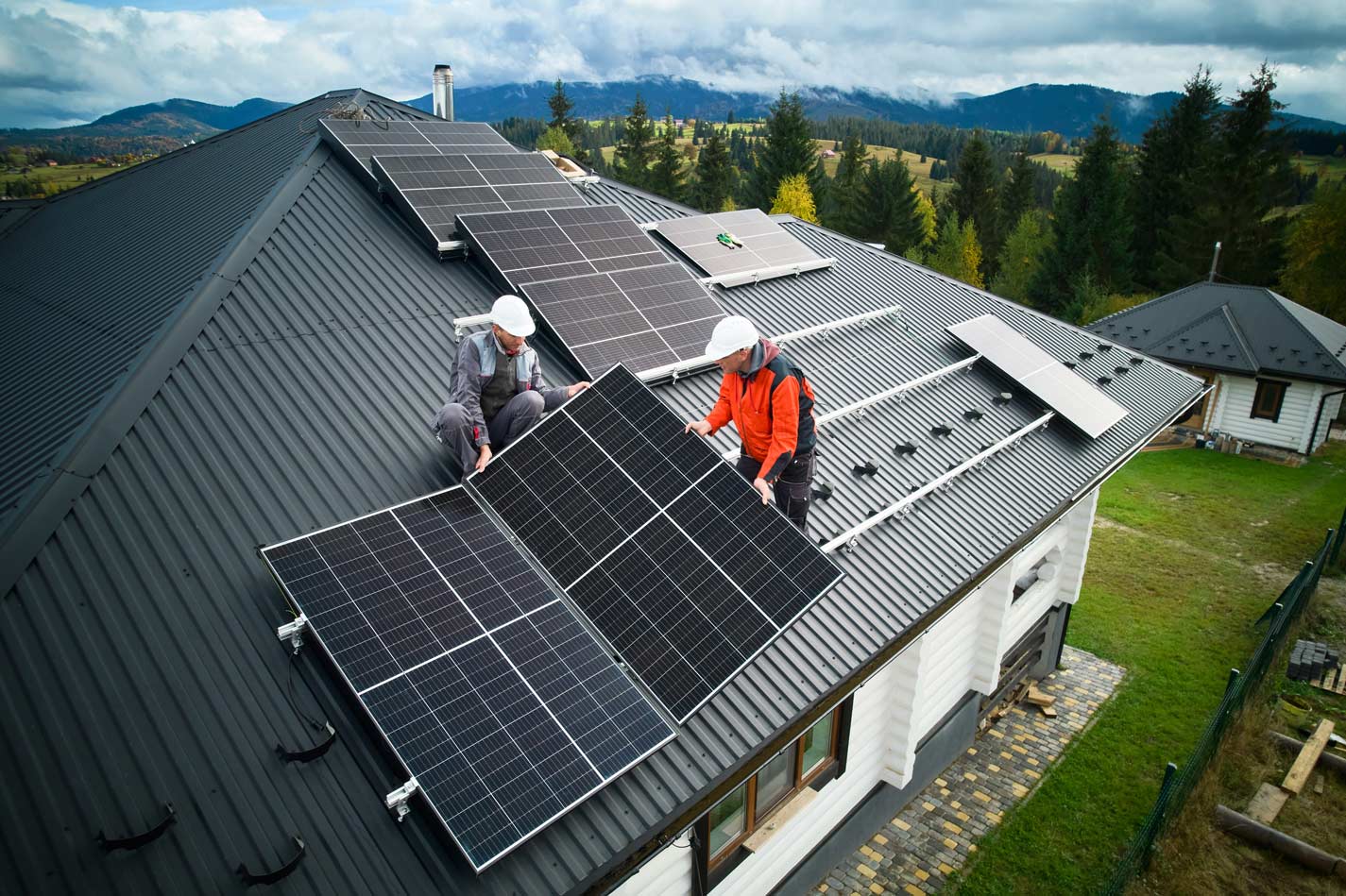 Unsere Monteure übernehmen die Installation von Solarmodulen und deren Verkabelung.