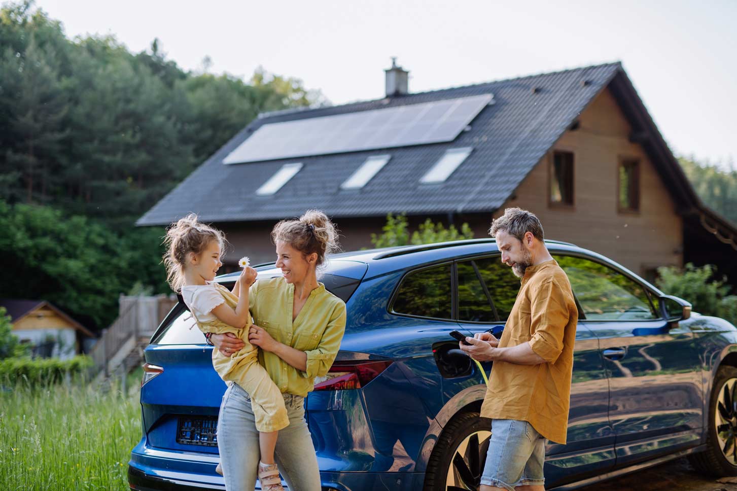 Partner für Photovoltaikanlagen und Solaranlagen in Thüringen. Die Familie besitzt ein Haus mit einer Photovoltaikanlage.